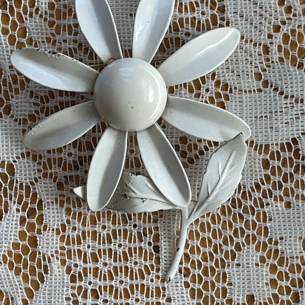 3 vintage pins, 2 flowers and a bow, gold tone/silver tone/white - Picture 4 of 9